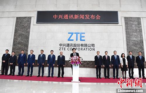 资料图：市民在公交车上免费使用4G网络上网。<a target='_blank' href='U020191008615134404107.com/'>中新社</a>发 于海洋 摄